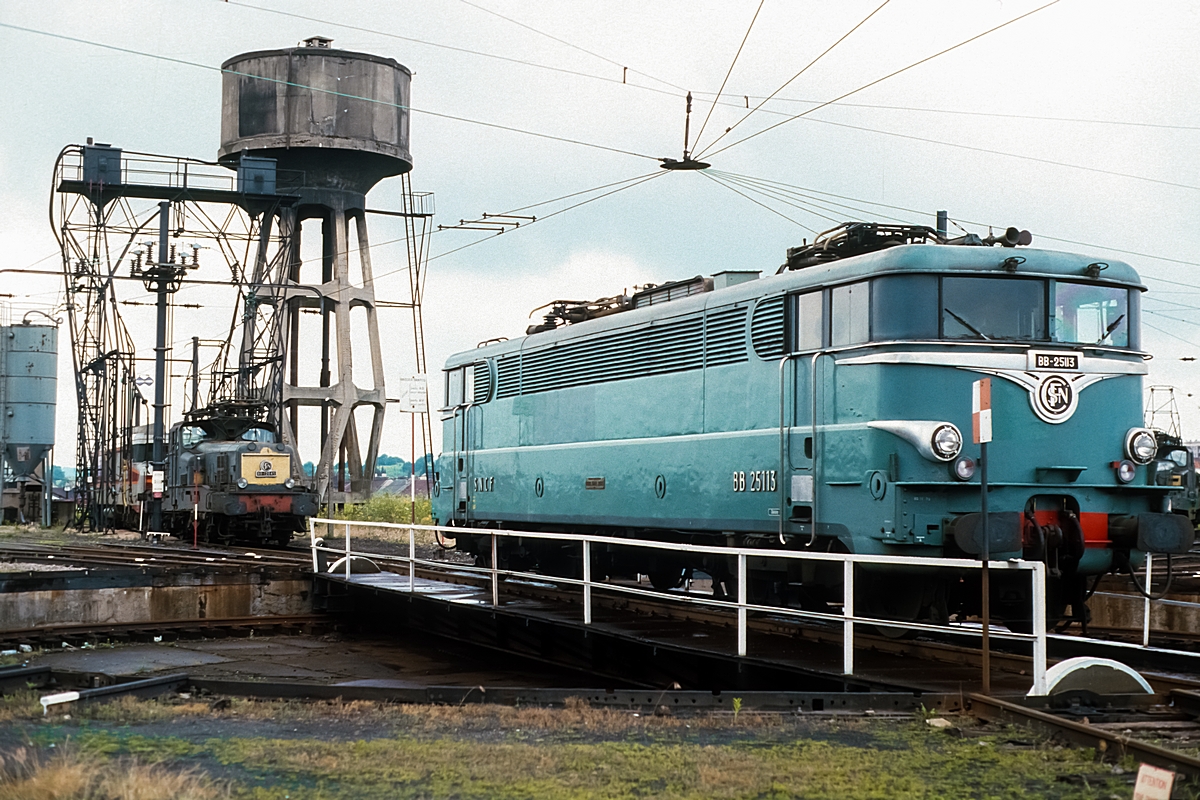  (19860708_39-10_SNCF BB 25113-BB 12045_Bw Forbach_b.jpg)