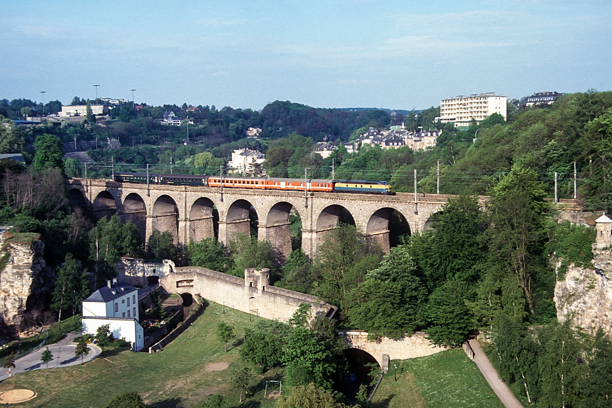  (19910525-183400_55-45_SNCB 55_Luxembourg_INT 495_Maastricht - Basel SBB_a.jpg)