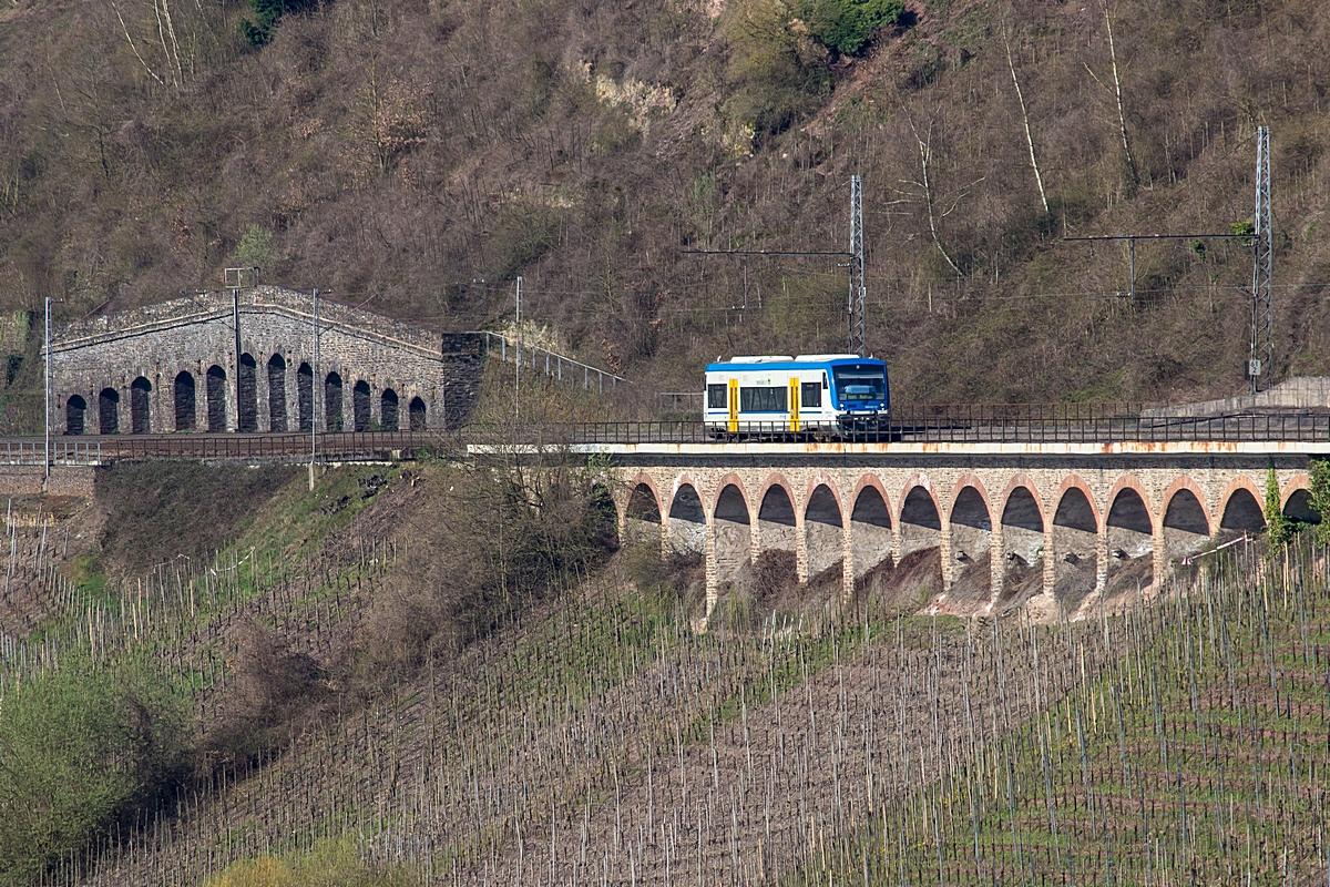  (20150410-100030_650 351_Pünderich_VEN 87957_Traben-Trarbach - Bullay_b.jpg)