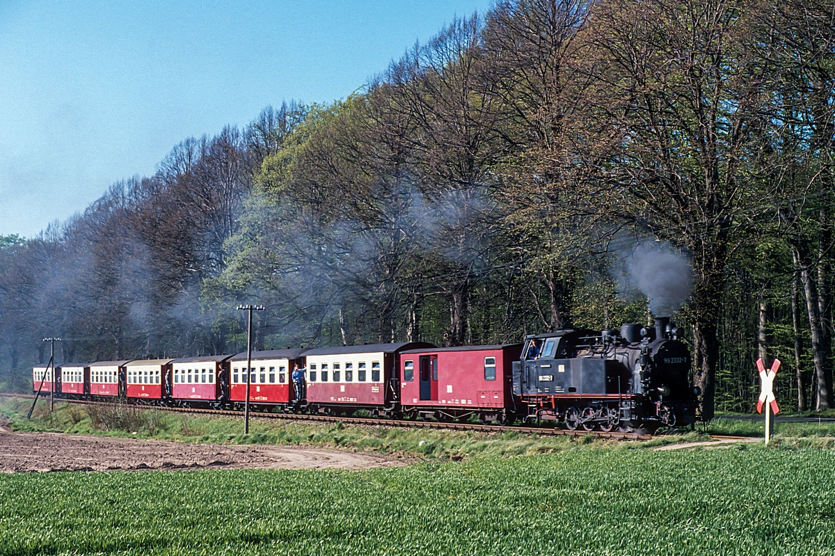  (19900430_54-34_DR 99 2332_zw Heiligendamm und Bad Doberan_P 14151_Kühlungsborn West - Bad Doberan_b.jpg)