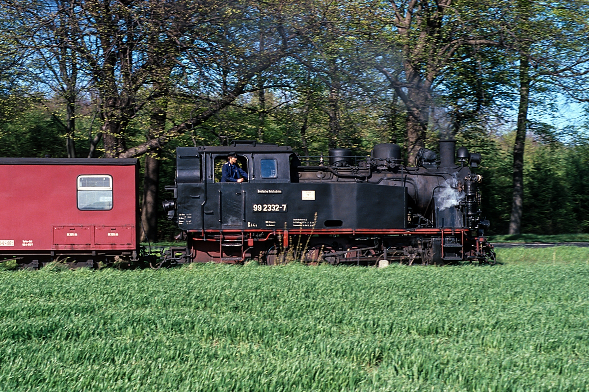  (19900430_54-35_DR 99 2332_zw Heiligendamm und Bad Doberan_P 14151_Kühlungsborn West - Bad Doberan_b.jpg)