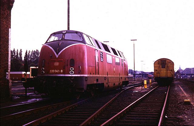 220 041 im Bw L&uuml;beck (0070.jpg)