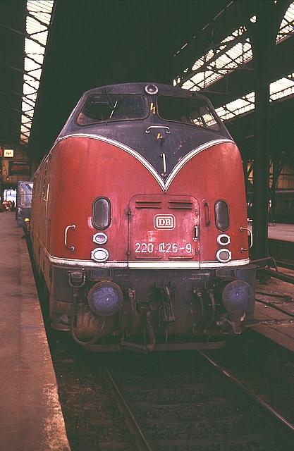 220 025 in Lübeck Hbf (0071.jpg)