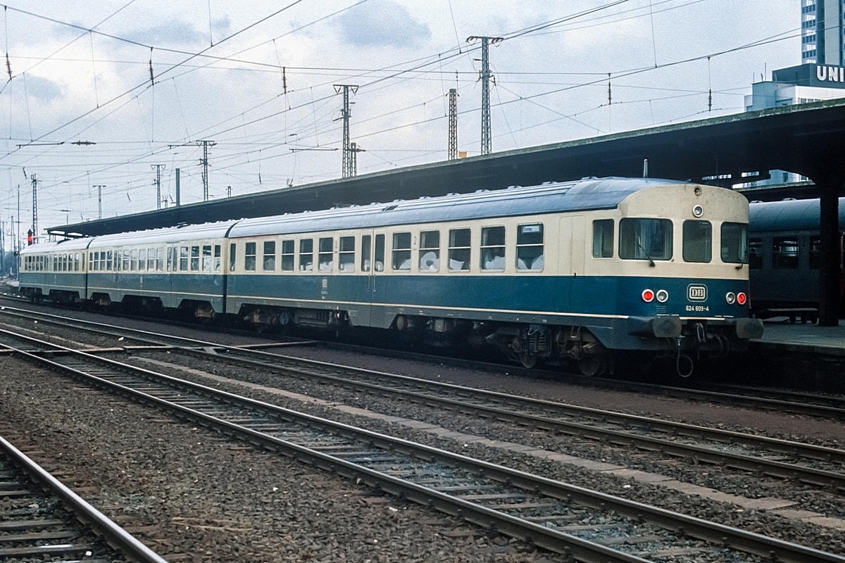  (19830322_21-32_624 609-924 420-624 620_Dortmund Hbf_N 7635_Dortmund Hbf - Gronau_a.jpg)