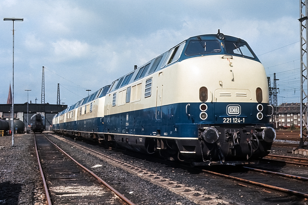  (19820820_16-11_221 124-221 105-221 110-221 102_Bw Oberhausen-Osterfeld Süd_b.jpg)