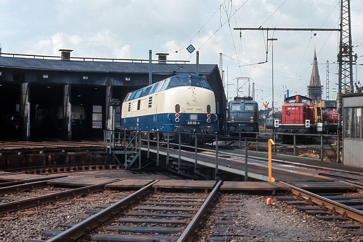  (19820820_16-14_221 113-140 520-290 268_Bw Oberhausen-Osterfeld Süd_b.jpg)