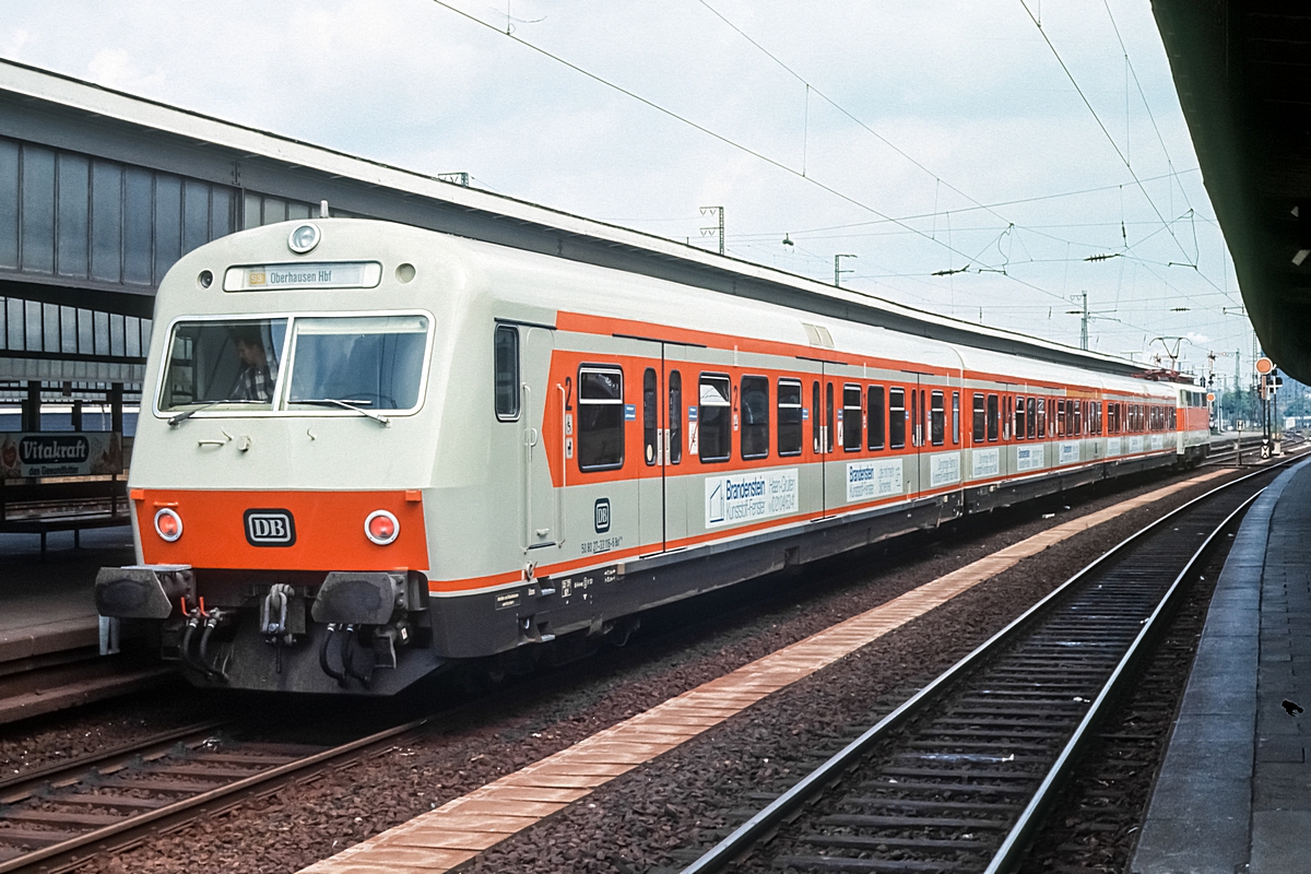  (19820820_16-16_111 162_Bxf 796_50 80 27-33 116-6_Oberhausen Hbf_b.jpg)