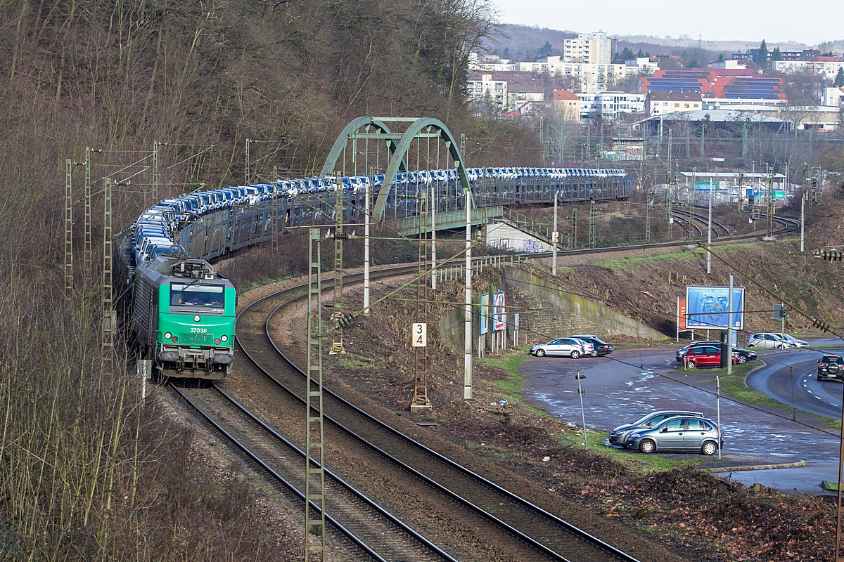  (20160108-121628_Akiem 37038_Saarbrücken_Daciazug DGS 44420_Saarbrücken Rbf Nord - Forbach_b.jpg)