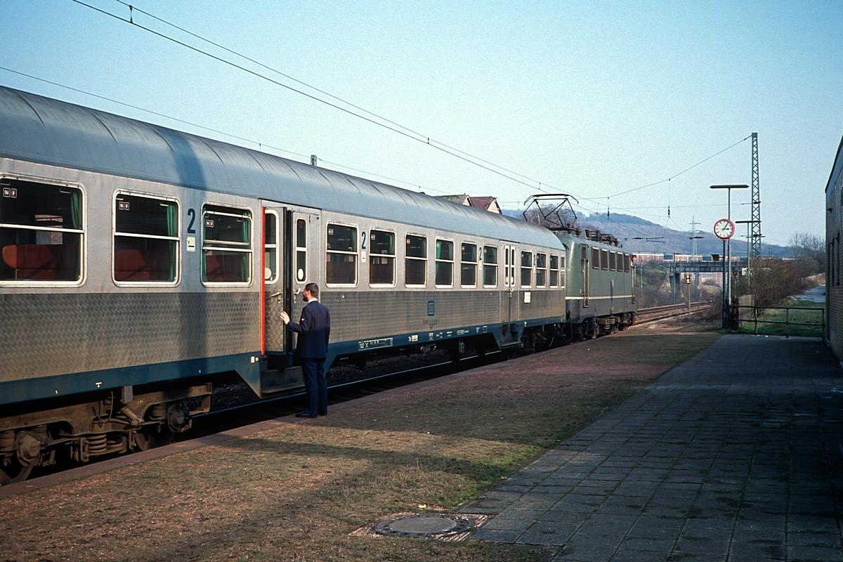 (19920228-150600_56-32_141 153_Hostenbach_N 4963_Überherrn-SVL_b.jpg)