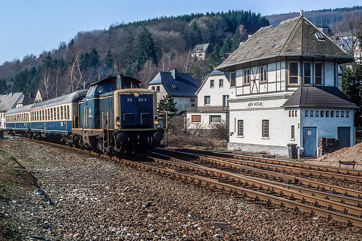  (19900316_54-02_212 312_Abzw Nuttlar_E 3687 nach Winterberg_a.jpg)