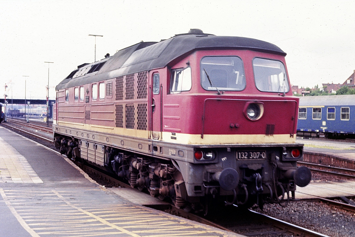  (09-14_19810707_DR 132 307_Lübeck Hbf.jpg)