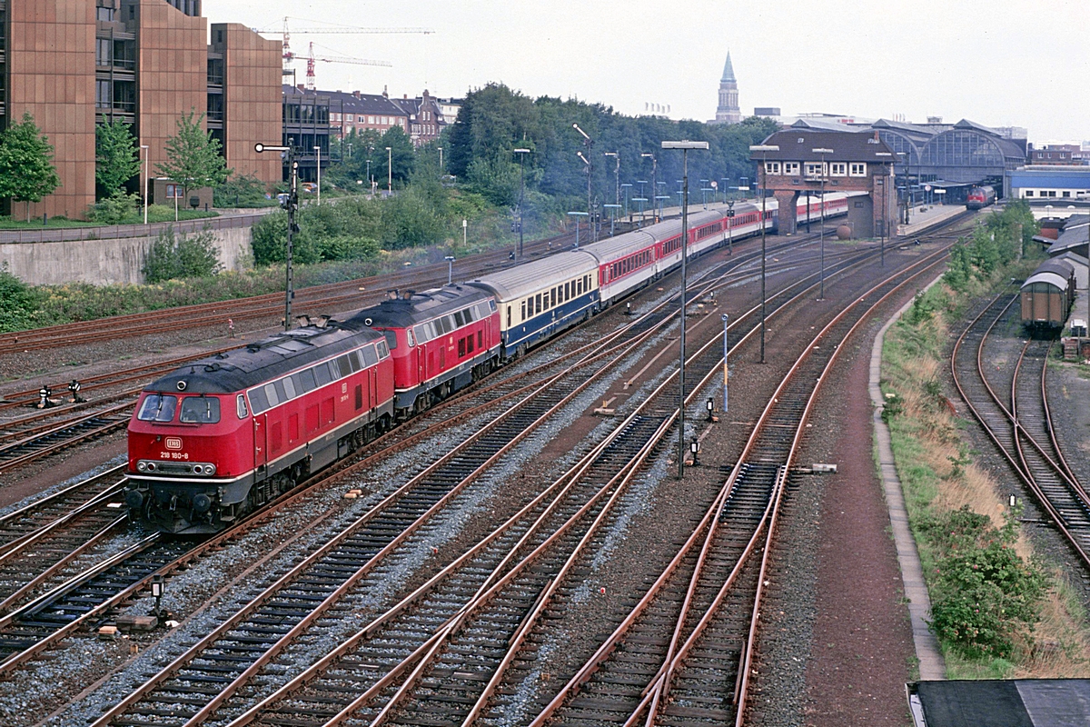  (52-37_19890817_218 180-218 113_Kiel Hbf_IC 787 Max Planck_Kiel-München.jpg)