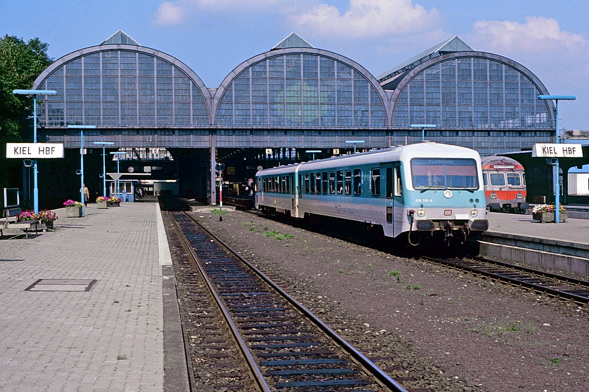  (52-40_19890817_928 208-628 208_Kiel Hbf_RSB 4262.jpg)