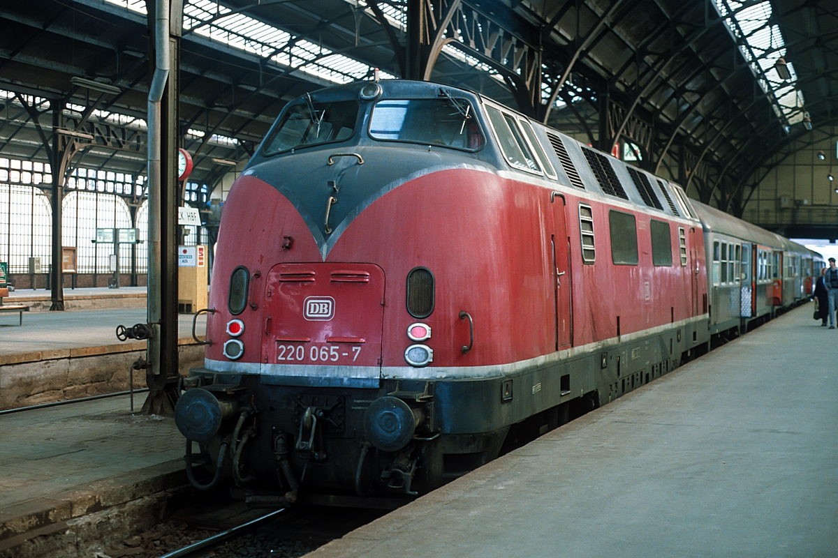  (19840415_33-29_220 065_Lübeck Hbf_E 3114_Lübeck - Travemünde Strand_b.jpg)