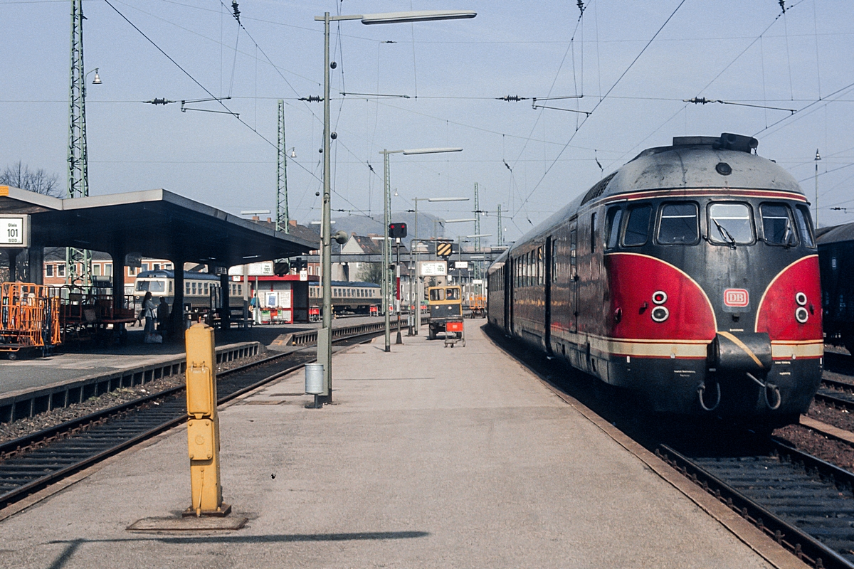  (19830423_26-03_613 604-913 021-613 612_Kreiensen_E 3551_Göttingen-Wolfsburg_b.jpg)