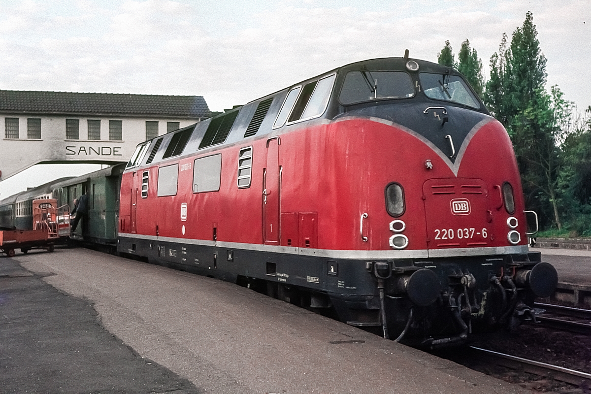  (19820817_15-36_220 037_Sande_E 876_Hannover-Wilhelmshaven_b.jpg)