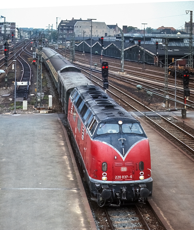  (19820818_15-50_220 037_Oldenburg Hbf_E 3935_Wilhelmshaven-Bremen_a.jpg)