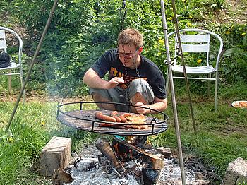 Dabei verpaßt er, daß Benny die Würstchen gleich fertig hat. (20030510-144916.jpg)