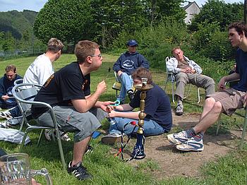 Als Nachtisch gab's eine Wasserpfeife, und er schlief immer noch. (20030510-145012.jpg)