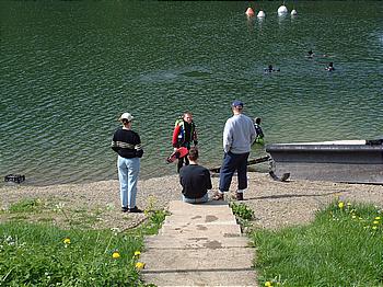Schelli wird von Sylvia, Holger und Olli zum Wasser begleitet (20030510-153330.jpg)