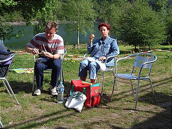 Fr&uuml;hst&uuml;ck auf der gr&uuml;nen Wiese (20030511-103254.jpg)