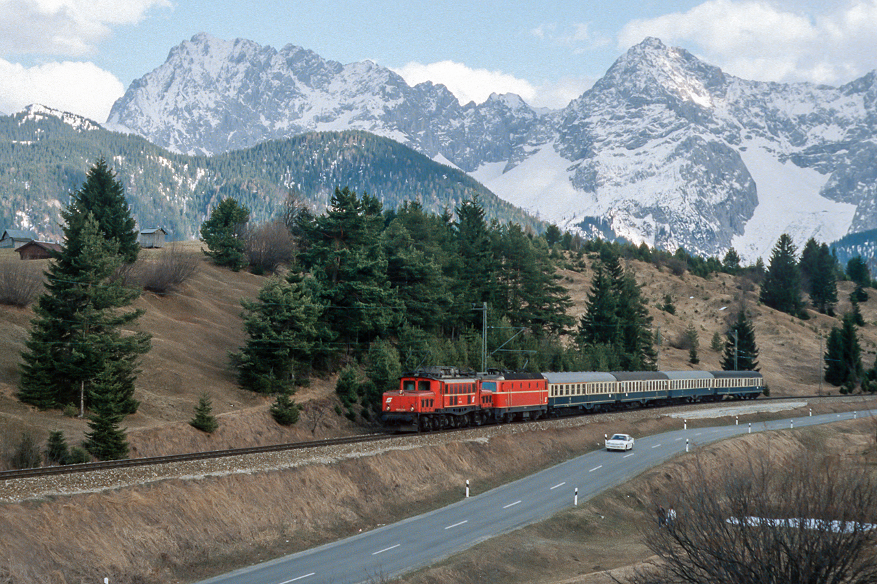 https://www.klawitter.info/bahn/allgemein/19850402_35-46_OEBB102003-104495_zw_Klais_und_Mittenwald_E3686_Innsbruck-Mittenwald-MuenchenHbf_ak.jpg