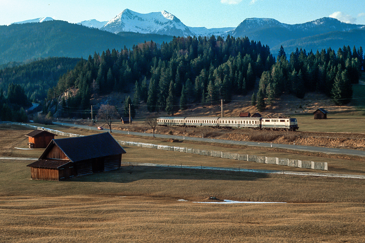 https://www.klawitter.info/bahn/allgemein/19850402_35-48_111043_zw_Klais_und_Mittenwald_E3617_MuenchenHbf-Mittenwald_k.jpg