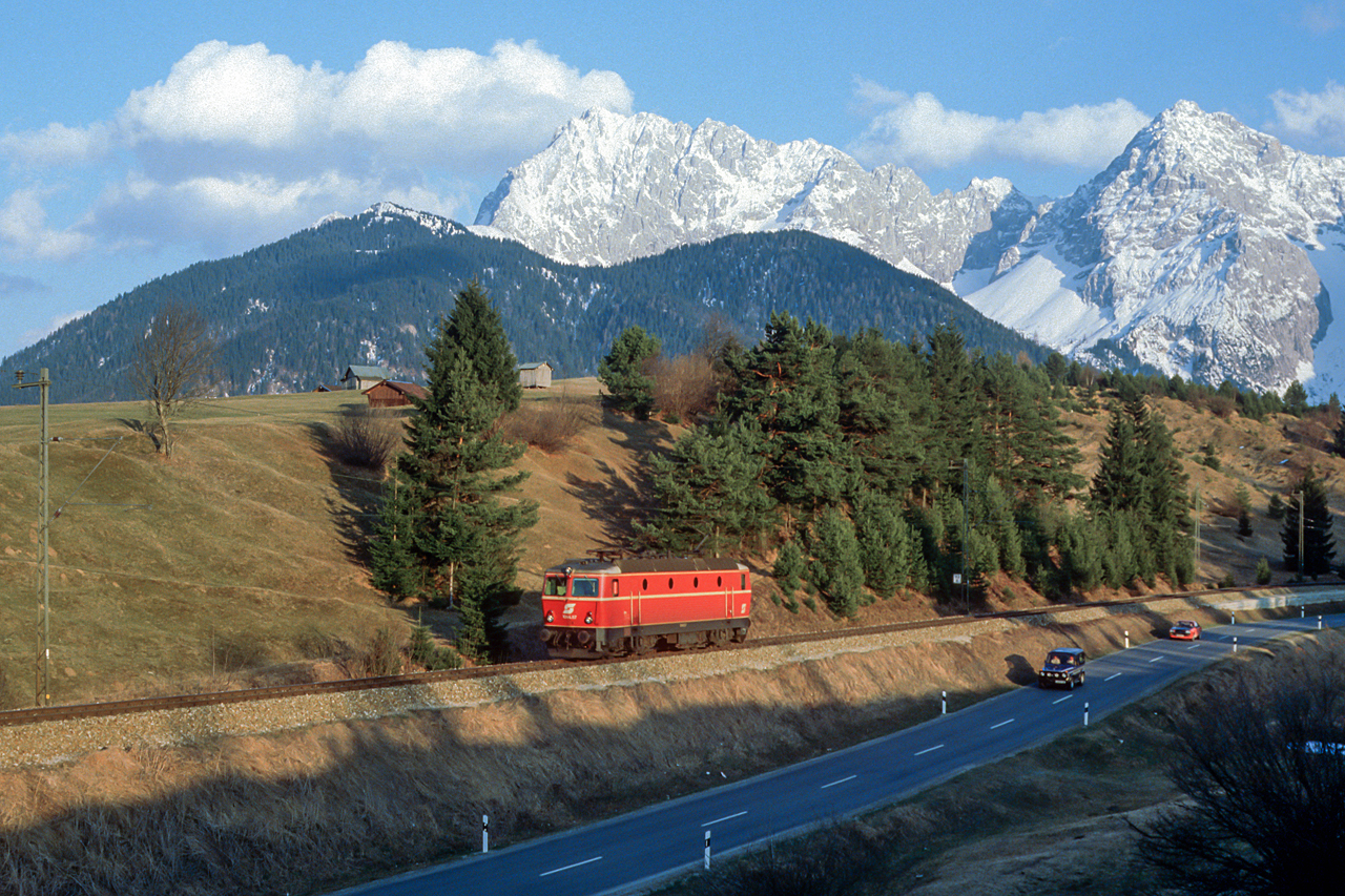 https://www.klawitter.info/bahn/allgemein/19850402_35-49_OEBB104407_zw_Klais_und_Mittenwald_ak.jpg