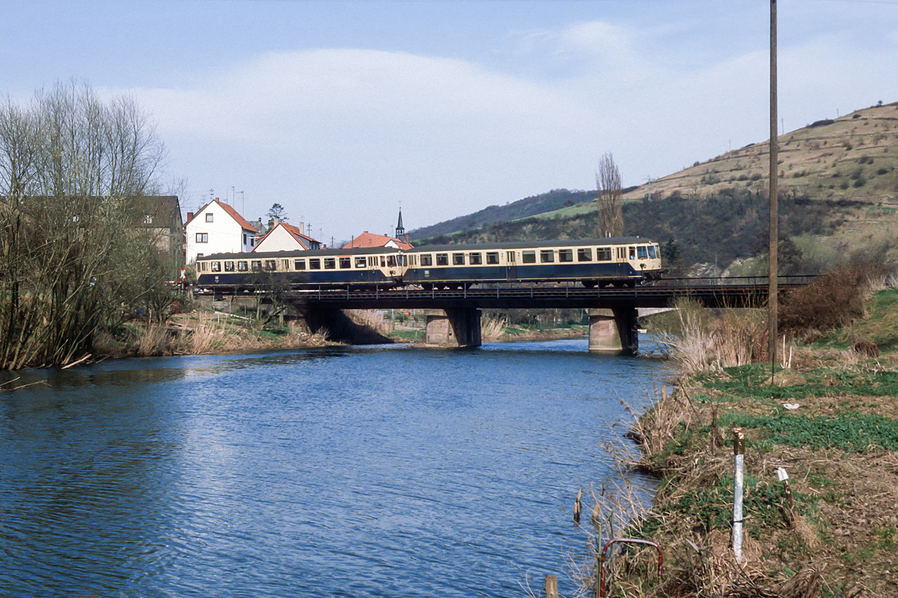 https://www.klawitter.info/bahn/allgemein/19850404_36-13_815-515_Odernheim_N8784_Staudernheim-Lauterecken-Grumbach_k.jpg