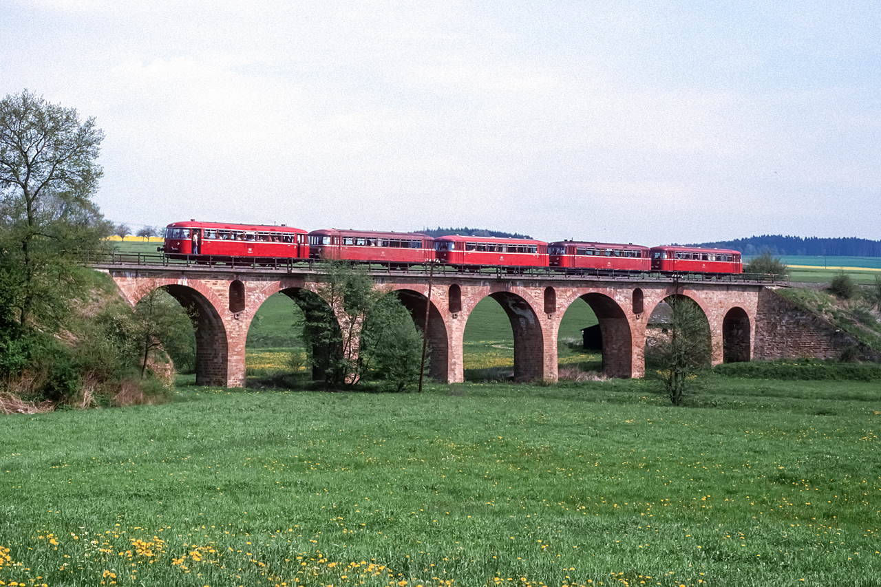 https://www.klawitter.info/bahn/allgemein/19860518_37-48_798648-998318-998319-798828-998053_Nieder-Kostenz_Nto22162_Bingerbrueck-Tuerkismuehle_k.jpg