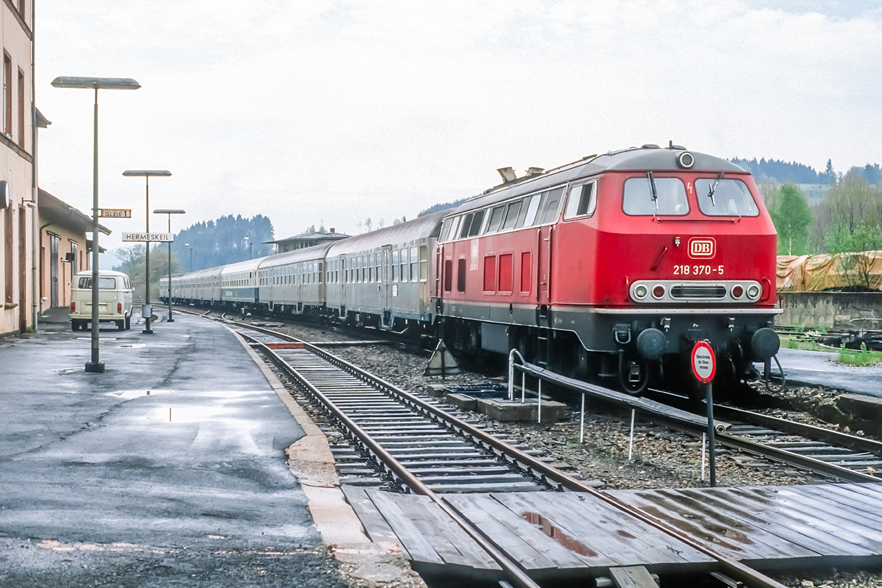 https://www.klawitter.info/bahn/allgemein/19860518_37-50a_218370_Hermeskeil_k.jpg