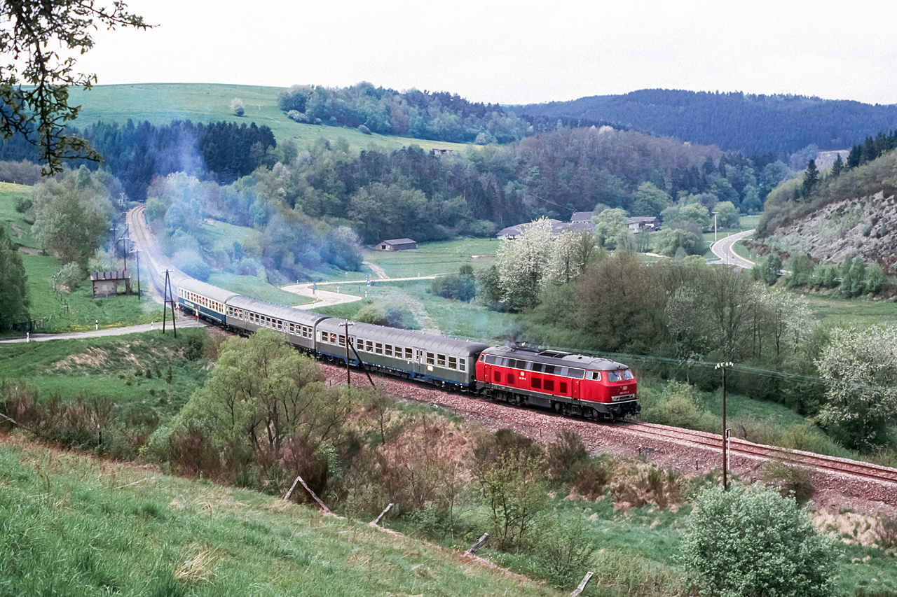 https://www.klawitter.info/bahn/allgemein/19860518_38-02_218370_Geisfeld_E22091_k.jpg