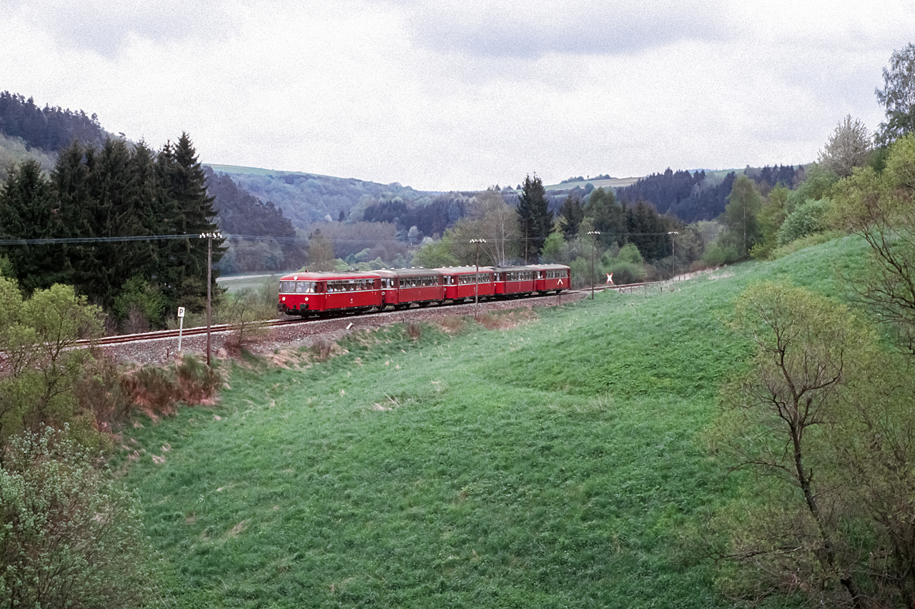 https://www.klawitter.info/bahn/allgemein/19860518_38-03_798648-998318-998319-798828-998053_Geisfeld_Nto22162_Bingerbrueck-Tuerkismuehle_k.jpg