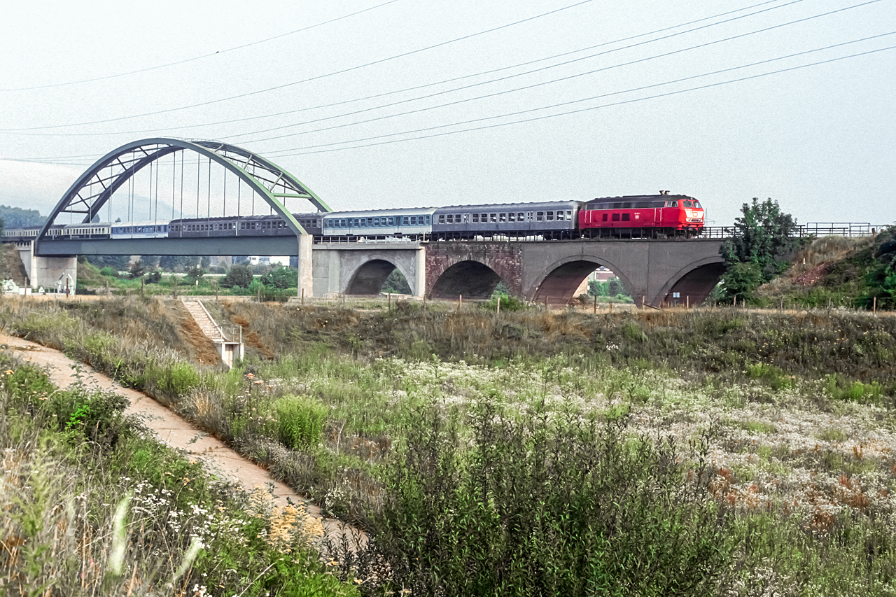 https://www.klawitter.info/bahn/allgemein/19920725_57-10_218369_zw-Dillingen-und-Siersburg_DZ23527_Niedaltdorf-Trier_k.jpg